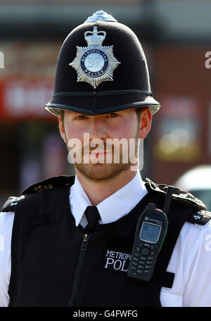 PC Gordon Murphy von der Metropolitan Police während eines Medieninterviews, in dem er beschrieb, wie er eine Bande von 50 verhutten Jugendlichen davon abhielt, während der Unruhen am vergangenen Montag einen Ladenpark in Catford, London, zu durchwühlen. Stockfoto