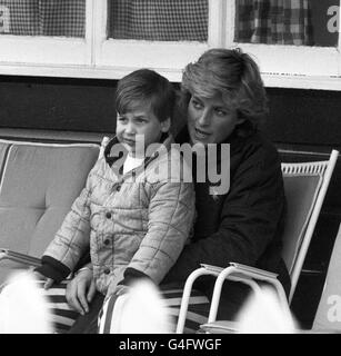 Die Prinzessin von Wales sitzt mit ihrem vierjährigen Sohn Prinz William auf ihrem Schoß und beobachtet den Prinzen von Wales beim Polo-Spiel auf Smith's Lawn in Windsor. Stockfoto