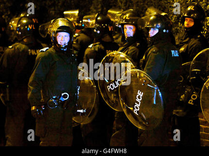 Störungen in ganz Großbritannien. Bereitschaftspolizei im Dienst in Eltham, südöstlich von London. Stockfoto