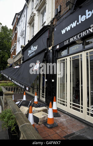 Kegel umgeben Schutt unter einer eingestürzten Markise vor dem Restaurant Le Bouchon Bordelais in Battersea, im Süden Londons, nachdem ein 27 Jahre alter Fußgänger getötet wurde, nachdem er von einem Mauerwerk getroffen wurde. Stockfoto