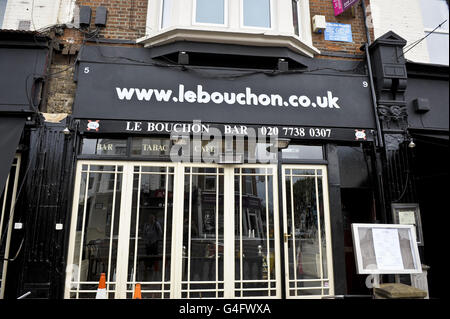 Freiliegendes Mauerwerk (oben links) im Restaurant Le Bouchon Bordelais in Battersea, im Süden Londons, nachdem ein 27 Jahre alter Fußgänger getötet wurde, nachdem er von einem Mauerwerk getroffen wurde. Stockfoto