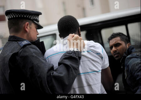 Metropolitan Police Officers verhaften einen Verdächtigen, nachdem er während der Operation Woodstock, London, eine Razzia auf einem Grundstück auf dem Grundstück Churchill Gardens in Pimlico durchgeführt hatte. Stockfoto