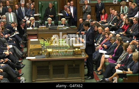 Der Labour-Parteivorsitzende Ed Miliband antwortet auf die Erklärung von Premierminister David Cameron vor dem Unterhaus im Zentrum von London zu den jüngsten Unruhen um England. Stockfoto