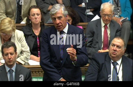 Jack Straw von der Labour Party reagiert auf die Erklärung von Premierminister David Cameron vor dem Unterhaus im Zentrum von London zu den jüngsten Unruhen in der Umgebung Englands. Stockfoto