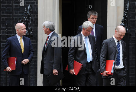 (Links - rechts) Außenminister William Hague, internationaler Entwicklungsminister Andrew Mitchell, Gesundheitsminister Andrew Lansley (vorne), schottischer Sekretär Michael Moore (hinten) und der Minister für Schulen und Universitäten David Willetts verlassen 10 Downing Street, London, nachdem sie an einer Kabinettssitzung teilgenommen haben. DRÜCKEN Sie VERBANDSFOTO. Bilddatum: Donnerstag, 11. August 2011. Premierminister David Cameron wird heute erneut unter Druck geraten, die Polizeischnitte der Regierung nach den Unruhen, die das Land durchziehen, rückgängig zu machen. Die Innenministerin Theresa May hat gestern die Kürzungen verteidigt und ITV News berichtet: Stockfoto