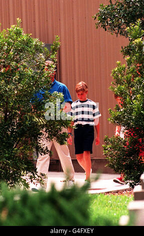 PA NEWS PHOTO 25/8/90 PRINZ WILLIAM KOMMT IM DISNEY MGM STUDIOS THEME PARK AN, DEN ER WÄHREND EINES URLAUBS IN FLORIDA, USA, MIT SEINER MUTTER, DER PRINZESSIN VON WALES UND SEINEM BRUDER PRINZ HARRY BESUCHTE. Stockfoto