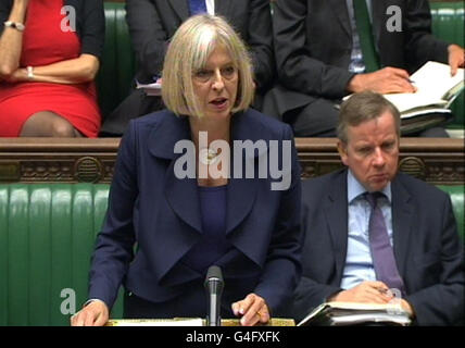 Innenministerin Theresa May spricht im Londoner Unterhaus über die jüngsten Unruhen in England. Stockfoto