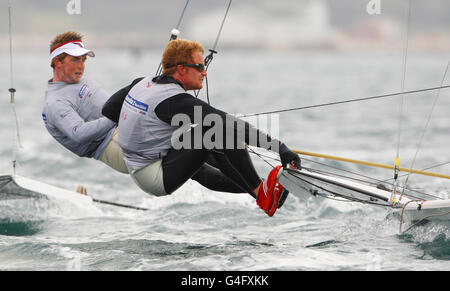 Die britischen Olympiasieger Stevie Morrison (links) und Ben Rhodes fahren in der 49er-Klasse während des Testevents der Olympischen Spiele 2012 in London und der Internationalen Regatta in Weymouth. Stockfoto