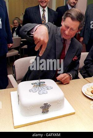 Frühe Geburtstagstorte für Prinz Charles, als er den Kuchen schneidet, der ihm heute bei seinem Besuch in einem Age Concern Center in Sunderland geschenkt wurde (Fr).Foto John Giles.PA. Stockfoto