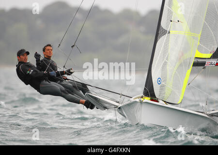 Die irischen Olympiasieger Ryan Seaton und Matt McGovern (links) fahren in der 49er-Klasse während des Testevents der Olympischen Spiele 2012 in London und der Internationalen Regatta in Weymouth. Stockfoto