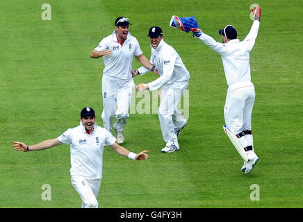 Cricket - npower Dritter Test - Tag vier - England gegen Indien - Edgbaston. Der englische Andrew Strauss (oben links) feiert ihren Sieg über Indien während des npower-Test-Spiels in Edgbaston, Birmingham. Stockfoto