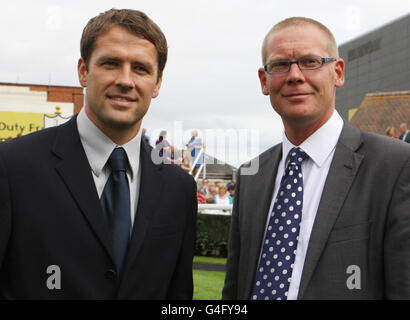 Manchester United Fußballspieler Michael Owen (links), Inhaber von Brown Panther mit Trainer Tom Dascombe, nachdem das Pferd beim Freier-Einsatz von CGA Geoffery auf der Rennbahn Newbury den zweiten Platz erreicht hatte. Stockfoto