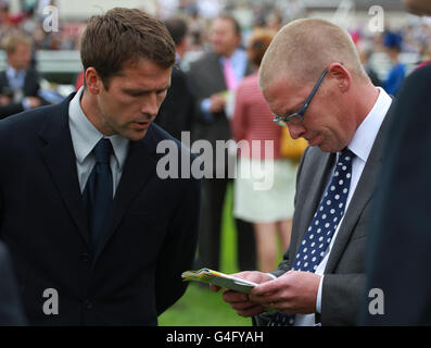 Manchester United Fußballspieler Michael Owen, Besitzer von Brown Panther mit Trainer Tom Dascombe, bevor das Pferd Zweiter in der CGA Geoffery Freier Einsätze auf Newbury Racecourse. Stockfoto