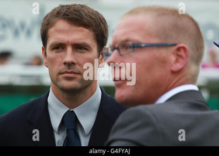 Manchester United Fußballspieler Michael Owen, Besitzer von Brown Panther mit Trainer Tom Dascombe, bevor das Pferd Zweiter in der CGA Geoffery Freier Einsätze auf Newbury Racecourse. Stockfoto