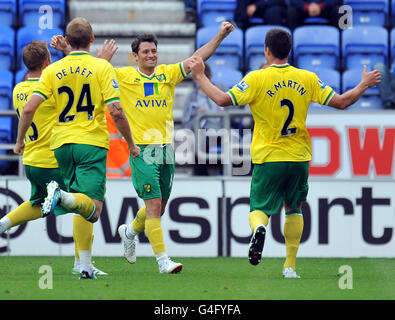 Fußball - Barclays Premier League - Wigan Athletic gegen Norwich City - DW Stadium. David Fox, Ritchie De Laet und Russell Martin von Norwich City gratulieren dem ausgleichenden Torschützen Wes Hoolahan Stockfoto