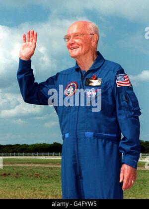 07/11/1998 - Senator John Glenn, der älteste Astronaut der Welt, landet wieder auf der Erde KSC05-19980117-KENNEDY SPACE CENTER, FL, USA: DER US-Astronaut John Glenn winkt zum letzten Mal zu Freunden und Verwandten, bevor er an Bord des US-Weltraumshuttles Discovery bei seinem geplanten Start am 28. Oktober 1998 ins All stürmt. Der 77-jährige Glenn war der erste Amerikaner, der im Orbit flog und wird der älteste Mann sein, der im All flog. Discovery und seine siebenköpfige Crew werden während ihrer neuntägigen Mission mehrere wissenschaftliche Experimente durchführen. Stockfoto