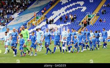 Fußball - npower Football League Championship - Birmingham City / Coventry City - St. Andrew's. Spieler aus Birmingham City und Coventry City betreten das Spielfeld Stockfoto