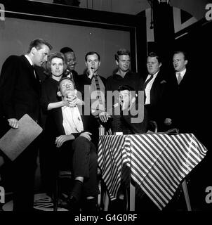 PA NEWS FOTO 22/9/63: MITGLIEDER DER BESETZUNG VON "DAS WAR DIE WOCHE, DIE WAR" IM BBC-FERNSEHZENTRUM IN SHEPHERD'S BUSH, LONDON. VON LINKS NACH RECHTS: DAVID FROST, MILLICENT MARTIN, IRWIN C, WATSON, KENNETH, COPE, DAVID KERNAN, WILLIAM RUSHTON UND ROBERT LANG. SITZEND SIND LANCE PERCIVAL UND AL MANCINI Stockfoto