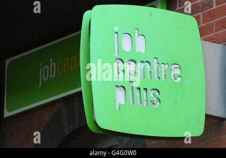 Eine allgemeine Ansicht des Schildes vor dem Büro des Job Center Plus in Swadlincote, Derbyshire. Die offiziellen Beschäftigungszahlen werden heute voraussichtlich zeigen, wie stark sich die Arbeitslosigkeit in Großbritannien in den drei Monaten bis Juni verlangsamt. Stockfoto