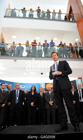 Premierminister David Cameron bei einem Besuch der Sci Tech Enterprise Zone auf dem Daresbury Science and Innovation Campus. Stockfoto