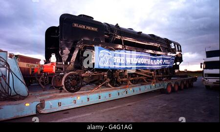 Eine der größten Dampflokomotiven Großbritanniens, die heute (Mittwoch) auf der M5-Autobahn in Richtung Norden unterwegs waren. Die 85 Meter lange Lok Black Prince hat ihr Zuhause in Cranmore, Somerset, auf zwei speziell angepassten Flachbett-Lastwagen verlassen und fährt zum National Exhibition Centre in Birmingham. Foto Barry Batchelor/PA. Siehe PA Story TRANSPORT Engine. Stockfoto