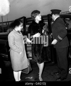 PA NEWS PHOTO 17/12/66 PRINZESSIN MUNA, FRAU DES KÖNIGS HUSSEIN VON JORDANIEN, MIT IHRER STIEFTOCHTER PRINZESSIN ALIA, ALS SIE DEN LONDONER FLUGHAFEN NACH EINEM VORWEIHNACHTLICHEN BESUCH NACH HAUSE VERLIESSEN. PRINZESSIN ALIA IST DIE TOCHTER VON KÖNIG HUSSEIN DURCH EINE FRÜHERE EHE. Stockfoto