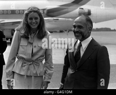 König Hussein von Jordanien und seine 11-tägige Braut, die in Amerika geborene Lisa Hallaby (Queen Noor) am Flughafen Heathrow, kamen nach ihrer Flitterwochen in Schottland wieder in London an. R/I: 22/08/1993. 05/02/1999: König Hussein ist schwer an Krebs erkrankt und wird nach einer erfolglosen Knochenmarkstransplantation in einem US-Krankenhaus in seine Heimat kommen. In Begleitung seiner Frau und seiner Familie reiste der König nur 10 Tage nach seinem abrupten Flug in die Vereinigten Staaten nach Hause, um sich um einen Rückfall von Lymphkrebs zu kümmern. Stockfoto