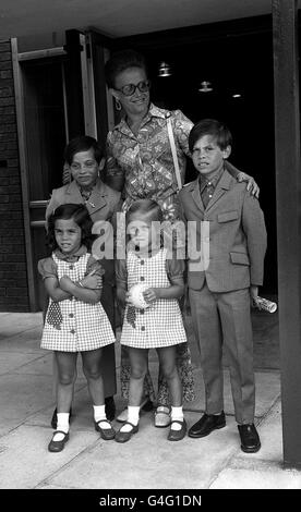 PA NEWS PHOTO 20/8/72 PRINZESSIN MUNA, EHEFRAU VON KÖNIG HUSSEIN VON JORDANIEN, GESEHEN AUF DEM LONDONER FLUGHAFEN HEATHROW MIT IHREN KINDERN PRINZ FEISAL (LINKS), 9, PRINZ ABDULLAH, 10, UND PRINZESSINNEN ZEIN UND AICHA, VIERJÄHRIGE ZWILLINGE. SIE WAREN VON MIAMI AUS NACH AMMAN GEFLOGEN. Stockfoto