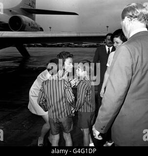 PA NEWS PHOTO 23/7/1970 PRINZESSIN MUNA, DIE IN ENGLAND GEBORENE EHEFRAU VON KÖNIG HUSSEIN VON JORDANIEN, VERABSCHIEDET SICH VON IHREN SÖHNEN PRINZ ABDULLAH, 8, UND PRINZ FEISAL, 6, BEVOR SIE VOM LONDONER FLUGHAFEN HEATHROW NACH AMMAN FLIEGT. IHRE SÖHNE SOLLEN NOCH EINIGE WOCHEN IN LONDON BLEIBEN. Stockfoto