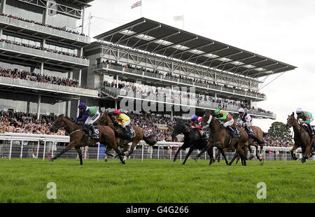 Pferderennen - Ebor Festival 2011 - Coolmore Nunthorpe - York Racecourse. Margot gewann mit Hayley Turner den Group One Coolmore Nunthorpe Stakes während des Ebor Festival 2011 auf der Pferderennbahn in York. Stockfoto