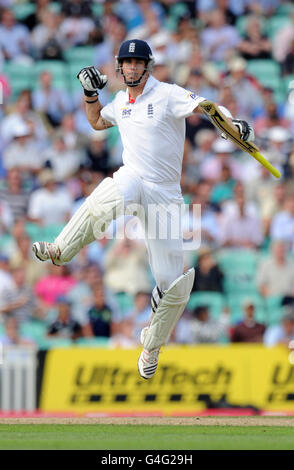 Der englische Kevin Pietersen feiert den 100. Punktestauf beim vierten Test im Kia Oval in London. Stockfoto