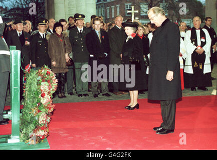 PA NEWS PHOTO 11 KÖNIGIN ELISABETH II. UND KÖNIG ALBERT VON BELGIEN WÄHREND EINES WAFFENSTILLSTANDSTAGES, DER DEN 11/98. JAHRESTAG DES ENDES DES GROSSEN KRIEGES ANLÄSSLICH DES MENIN-TORES IN YPERN IN BELGIEN FEIERT Stockfoto