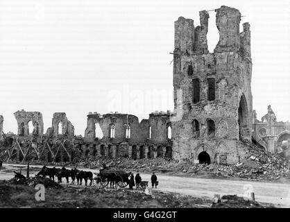 DIE ZERSTÖRTE TUCHHALLE, YPERN, BELGIEN. c1918. Stockfoto