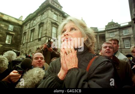 Die französische Filmlegende wurde zur Tierrechtlerin Brigitte Bardot und feiert vor dem Edinburghs High Court, nachdem der verurteilte Hund Woofie aus dem Todestrakt gerettet wurde. Foto von David Cepskin/PA Stockfoto