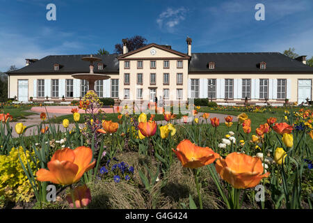 Frühlingsblumen und der Pavillon Josephine am Park Parc de l ' Orangerie in Straßburg, Elsass, Frankreich Stockfoto