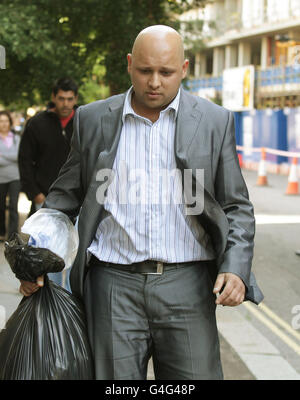 Der Mitangeklagte Saeed Akhtar verließ das Blackfriars Crown Court in London, nachdem er von Raub befreit worden war. Stockfoto