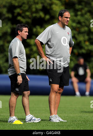 Rugby Union - England Training Session - Pennyhill Park Hotel. Englands Cheftrainer Martin Johnson und Verteidigungstrainer Mike Ford (links) während einer Trainingseinheit im Pennyhill Park Hotel, Surrey. Stockfoto