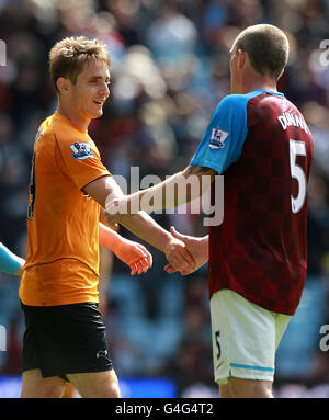 Richard Dunne von Aston Villa (links) und Kevin Doyle von Wolverhampton Wanderers geben sich nach dem letzten Pfiff während des Spiels der Barclays Premier League in Villa Park, Birmingham, die Hände. Stockfoto