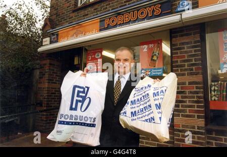 James Lancaster, Chairman und Chief Executive von TM Group Holdings außerhalb eines ihrer Fourbouys Convenience Stores. TM Group Holdings ('TM Group') gab heute (Sonntag) bekannt, dass es die MUTTERGESELLSCHAFT der Martin Retail Group ('MRG') für 75 Millionen in bar erworben hat. Die Transaktion wurde durch eine Kombination aus Kapitalbeteiligungen des Managements der TM Group, HSBC Private Equity und Electra Fleming sowie durch Akquisitionsfinanzierungen von NatWest Acquisition Finance und Privatplatzierungen von Schuldverschreibungen finanziert. Die erweiterte TM-Gruppe ist mittlerweile die größte Nachrichtenagentur der Stockfoto