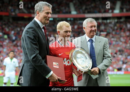 Paul Scholes von Manchester United (Mitte) nimmt vor dem Start seines Testimonial-Spiels eine Trophäe an, zusammen mit Chief Executive David Gill (links) und Manager Sir Alex Ferguson Stockfoto