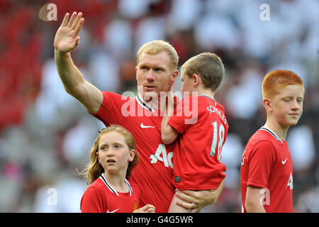 Fußball - Paul Scholes Testimonial - Manchester United gegen New York Cosmos - Old Trafford. Paul Scholes von Manchester United gibt der Menge bei seinem Testimonial Match in Old Trafford, Manchester, die Daumen hoch. Stockfoto