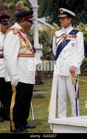 Der Herzog von Edinburgh mit König Taufa'ahau Tupou IV. Von Tonga im Königlichen Palast, in Nuku &#699;alofa, der Hauptstadt von Tonga. Stockfoto