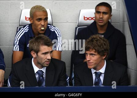 (Im Uhrzeigersinn von oben links) West Bromwich Albions Peter Odemwingie, Jerome Thomas, Gareth McAuley und Billy Jones in the Dug Out Stockfoto