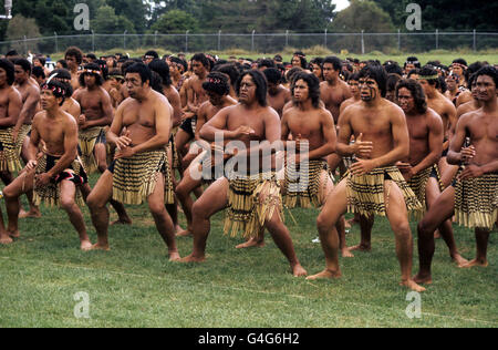 Maori-Krieger führen einen zeremoniellen Tanz für die Königin im Rugby Park, Gisborne, bei der Eröffnung des Royal New Zealand Polynesian Festival während der Silver Jubilee Tour auf. Stockfoto
