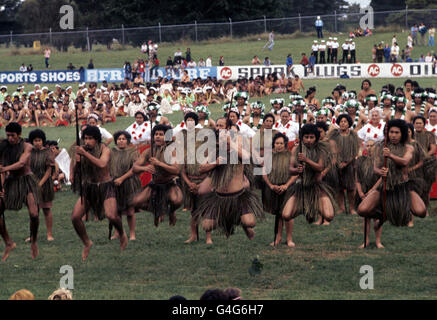 Maori-Krieger in traditioneller Tracht führen bei der Eröffnung des Royal New Zealand Polynesian Festivals während der Silver Jubilee Tour einen zeremoniellen Tanz für die Königin und den Herzog von Edinburgh im Rugby Park, Gisborne, auf. Stockfoto