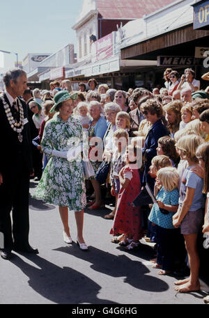 Königin Elizabeth II trifft Menschen bei einem Spaziergang in New Plymouth, Neuseeland Stockfoto
