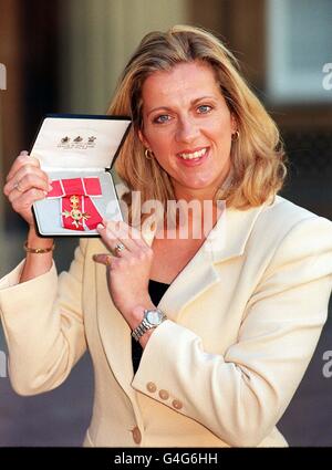 Die ehemalige olympische Hürdenläuferin Sally Gunnell, nachdem sie heute (Freitag) vom Prince of Wales im Buckingham Palace ihre OBE für Sportdienste erhalten hatte. Foto von John Stillwell. Stockfoto