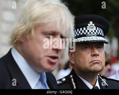 Der amtierende Metropolitan Police Commissioner Tim Godwin mit dem Bürgermeister von London, Boris Johnson (links), sprach nach einem Treffen von Cobra im Kabinettsbüro, Westminster, London, mit den Medien. Stockfoto