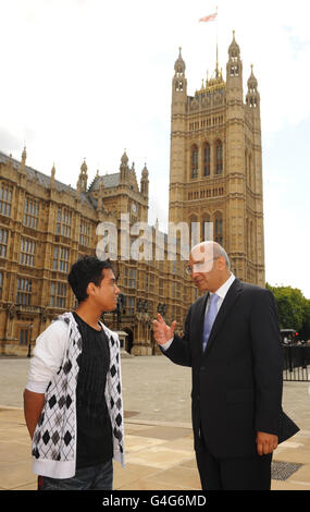 Der malaysische Student Ashraf Rossli, der während der zivilen Unruhen in London angegriffen wurde, trifft den Vorsitzenden des Auswahlausschusses für innere Angelegenheiten des Unterhauses, Keith Vaz, in den Houses of Parliament, Westminster, London, wo er auf eine Tour mitgenommen wurde. Stockfoto