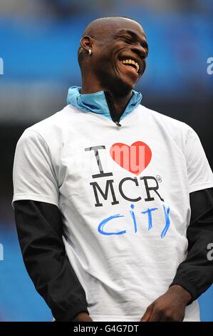 Mario Balotelli von Manchester City trägt einen „I Love MCR City“ t-Shirt während des Aufwärmphase vor dem Match Stockfoto